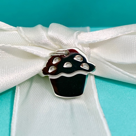 Tiffany & Co Love Muffin charm 925 silver NWT - Picture 2 of 4
